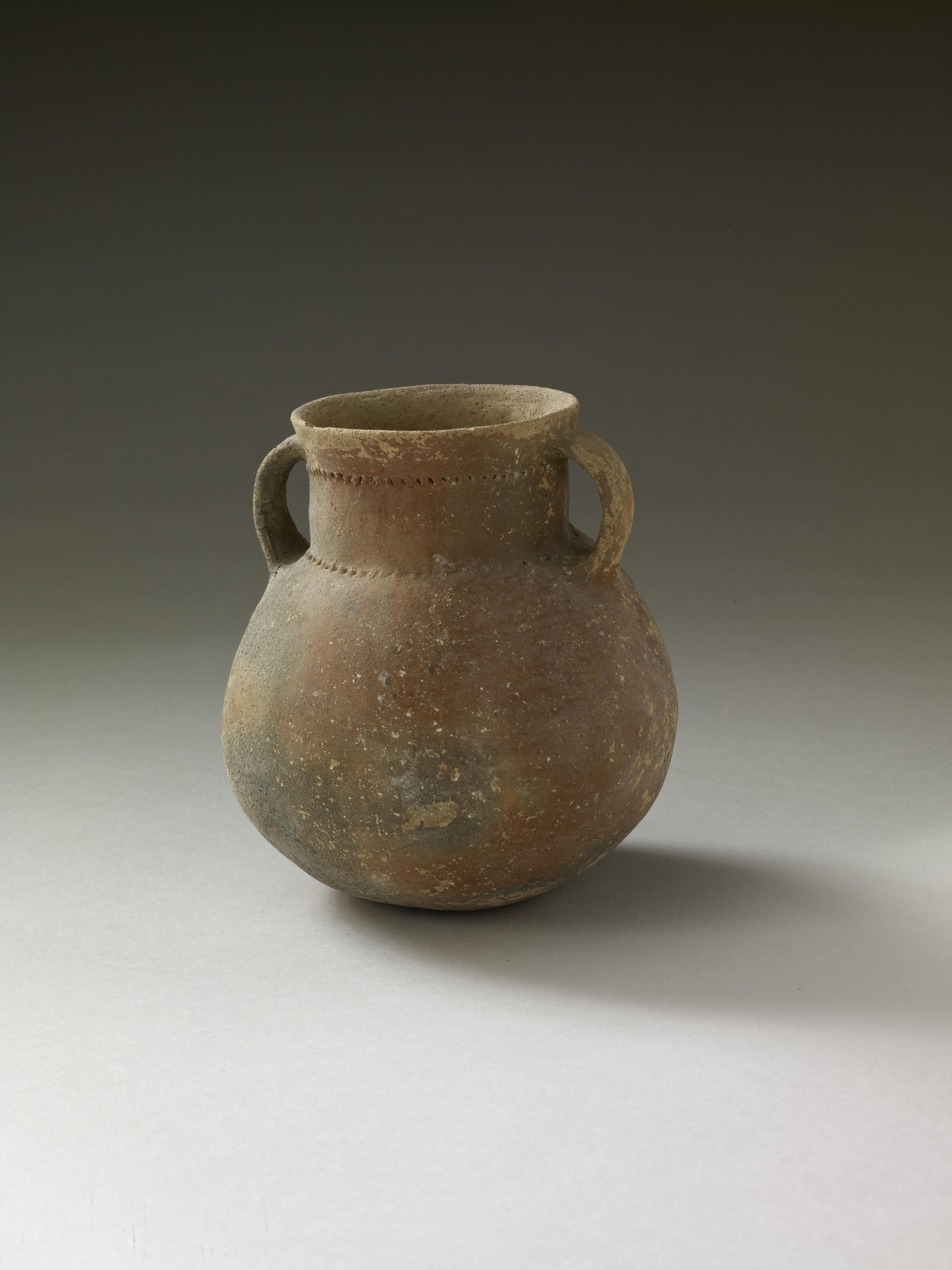 a light brown amphoriskos 